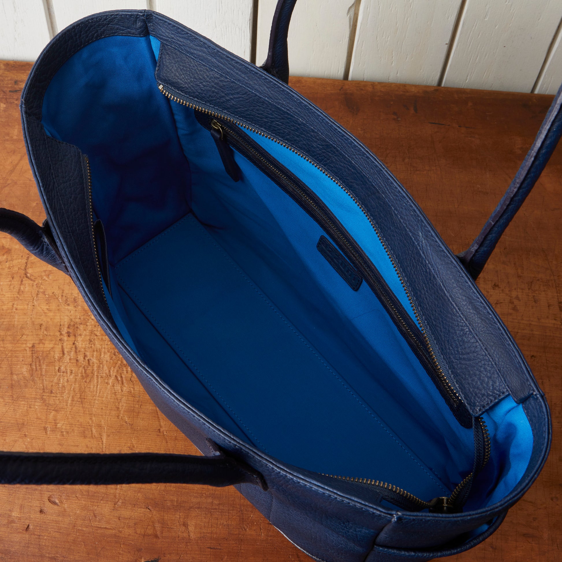 馬革トートバッグ Mcapa B4対応 軽量 日本製 経年変化 azzuni AZ-060
オリジナルブルーの内装
