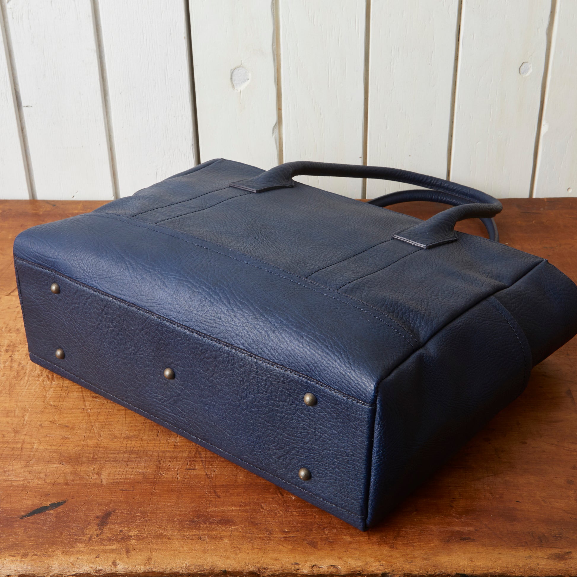 馬革トートバッグ Mcapa B4対応 軽量 日本製 経年変化 azzuni AZ-060
オリジナルブルーの底面 底病5個